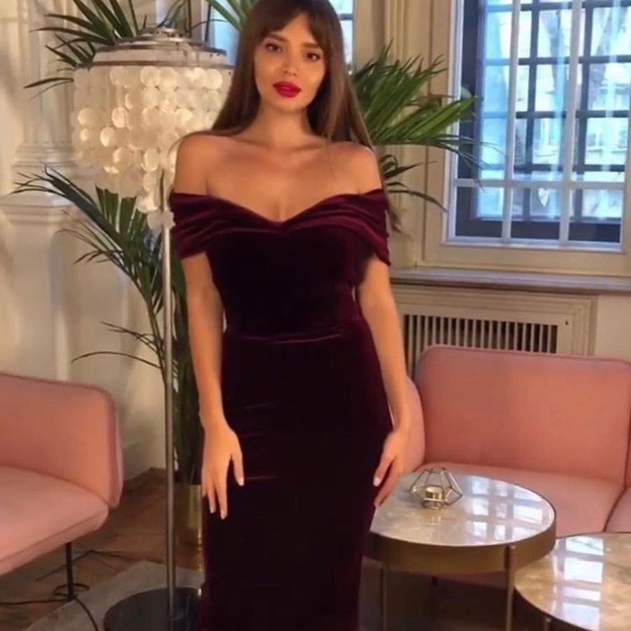 Damen figurbetontes Samtkleid mit schulterfreier Gestaltung und elegantem Sitz EB