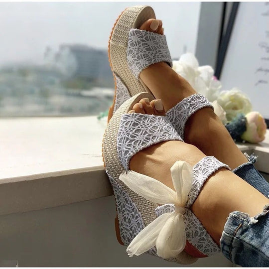 Damen Wedge-Sandalen mit dekorativem Spitzenschliff und verspielten Bändern EB