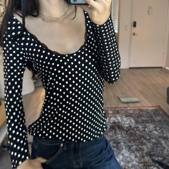 Damen nan figurbetontes Punktmuster‑Longsleeve mit Spitzenrand und dezentem Raffungseinsatz EB