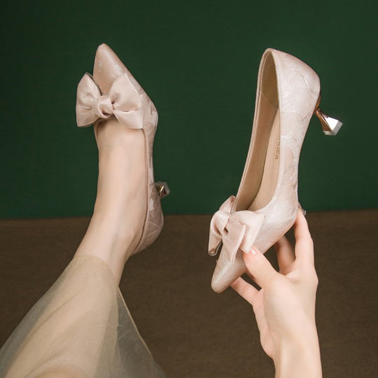 Damen elegante Spitzenpumps mit Perlenschleifenakzent EB