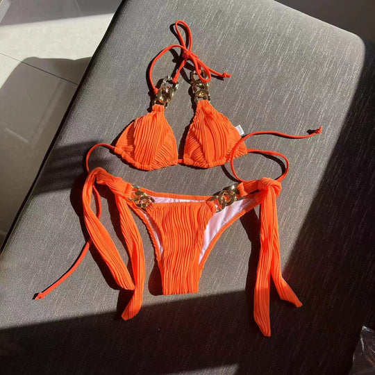 Damen Triangel-Bikini mit plissierten Details und goldenen Akzenten EB