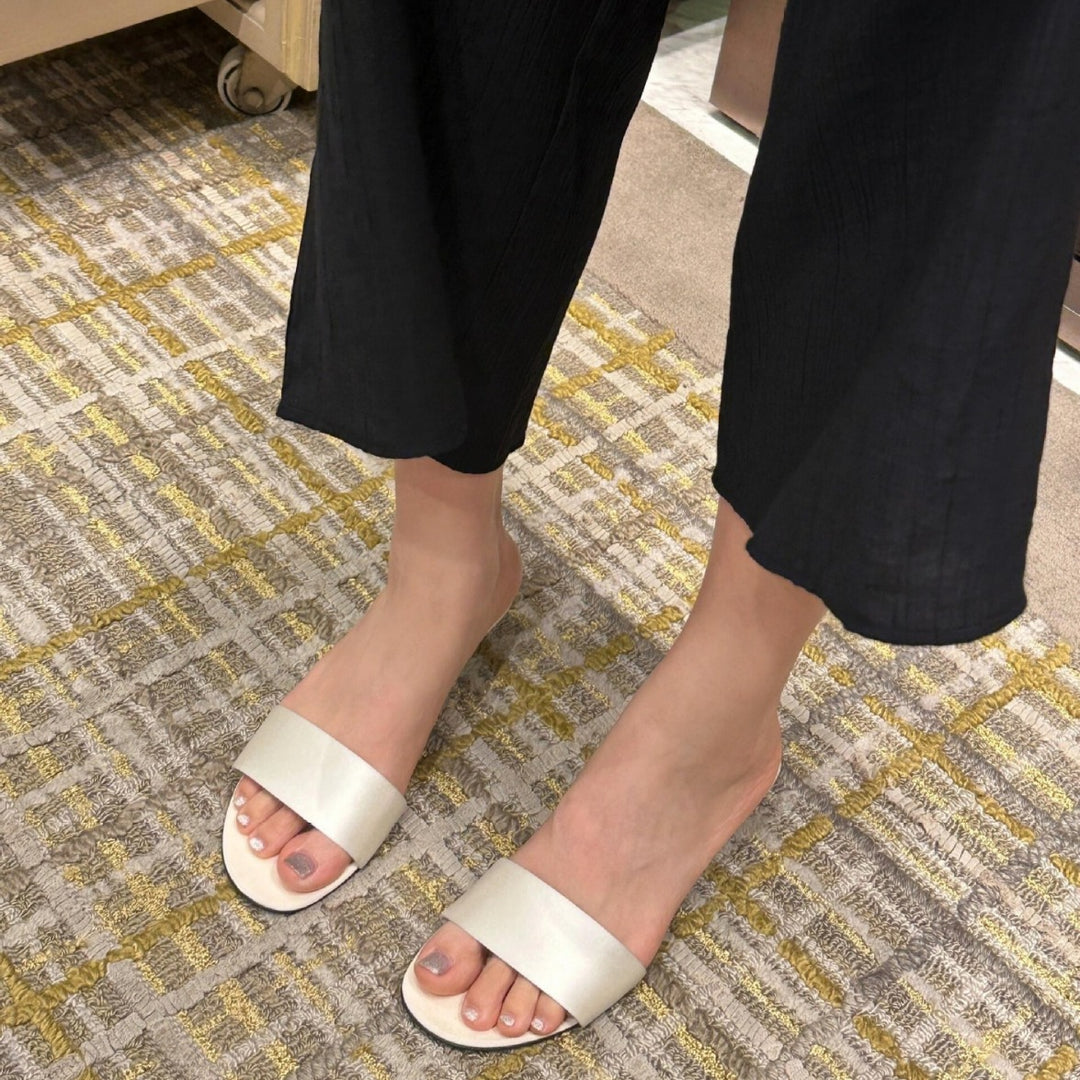 Damen Flache Slides mit breitem Satinriemen und komfortablem Fußbett EB