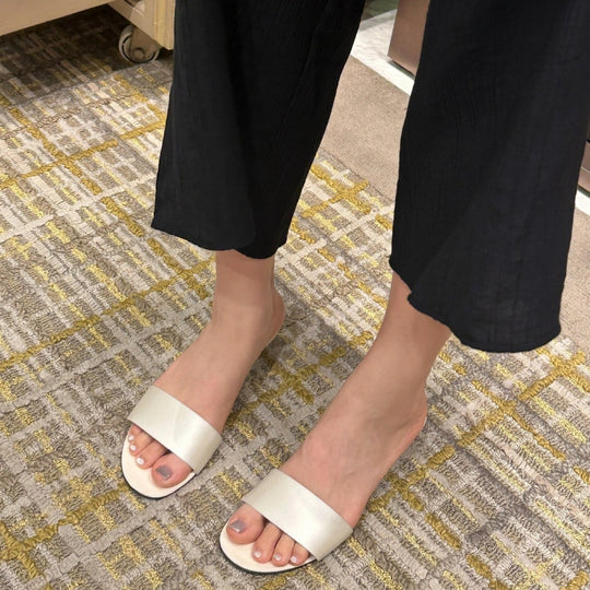 Damen Flache Slides mit breitem Satinriemen und komfortablem Fußbett EB