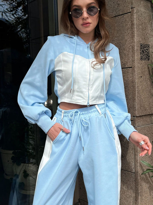 Damen sportliches Set mit cropped Kapuzenjacke und weitem Hosen EB
