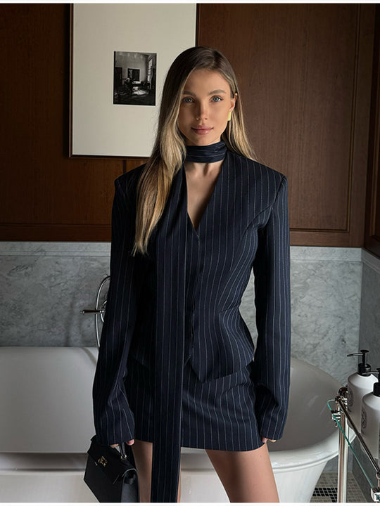 Damen Elegante Blazer-Shorts-Kombination mit schmalen Streifen und modernem Kragen EB