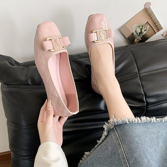 Damen elegante Ballerinas mit glattem Lackfinish und auffälligem Logo EB