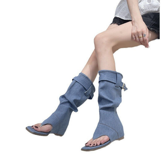 Damen nan wadenhoher Jeanslook-Stiefel mit Zehensteg offener Zehenpartie und verstellbarem Schnallenriemen EB