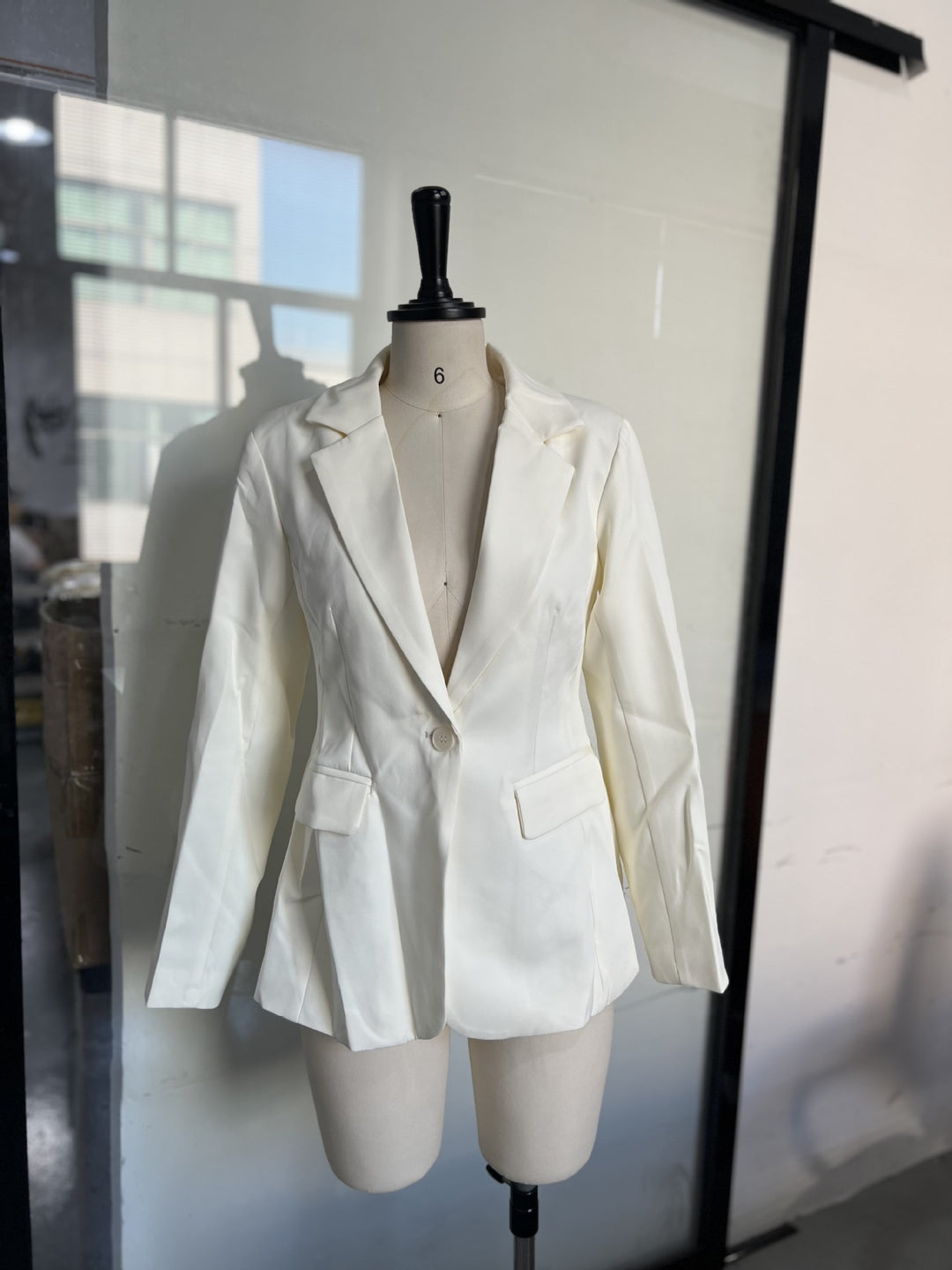 Damen Eleganter Blazer mit dramatischem V-Ausschnitt und strukturierten Ärmeln EB