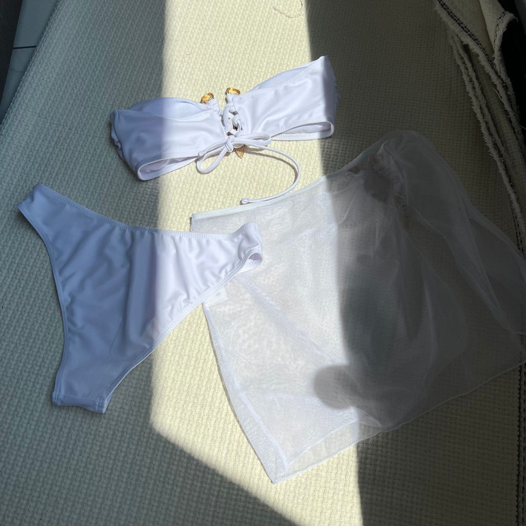 Damen Bandeau-Bikini mit raffiniertem Schnitt und verzierten Knöpfen EB