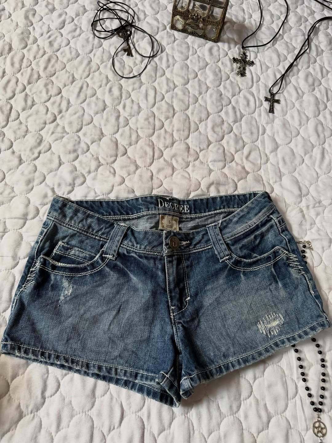Damen Denim-Shorts mit distressed Details EB