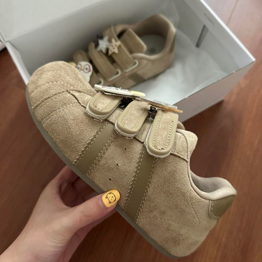 Damen Veloursleder-Sneakers mit praktischen Klettverschlüssen und verspielten Anhängern EB