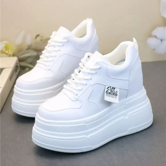Damen Plattform Sneakers mit modischer Silhouette und stabiler Sohle EB