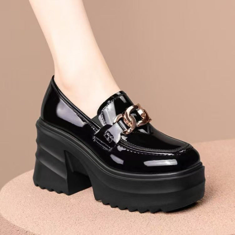 Damen Hochfront Mules mit glänzendem Obermaterial und modischem Ketten-Detail EB