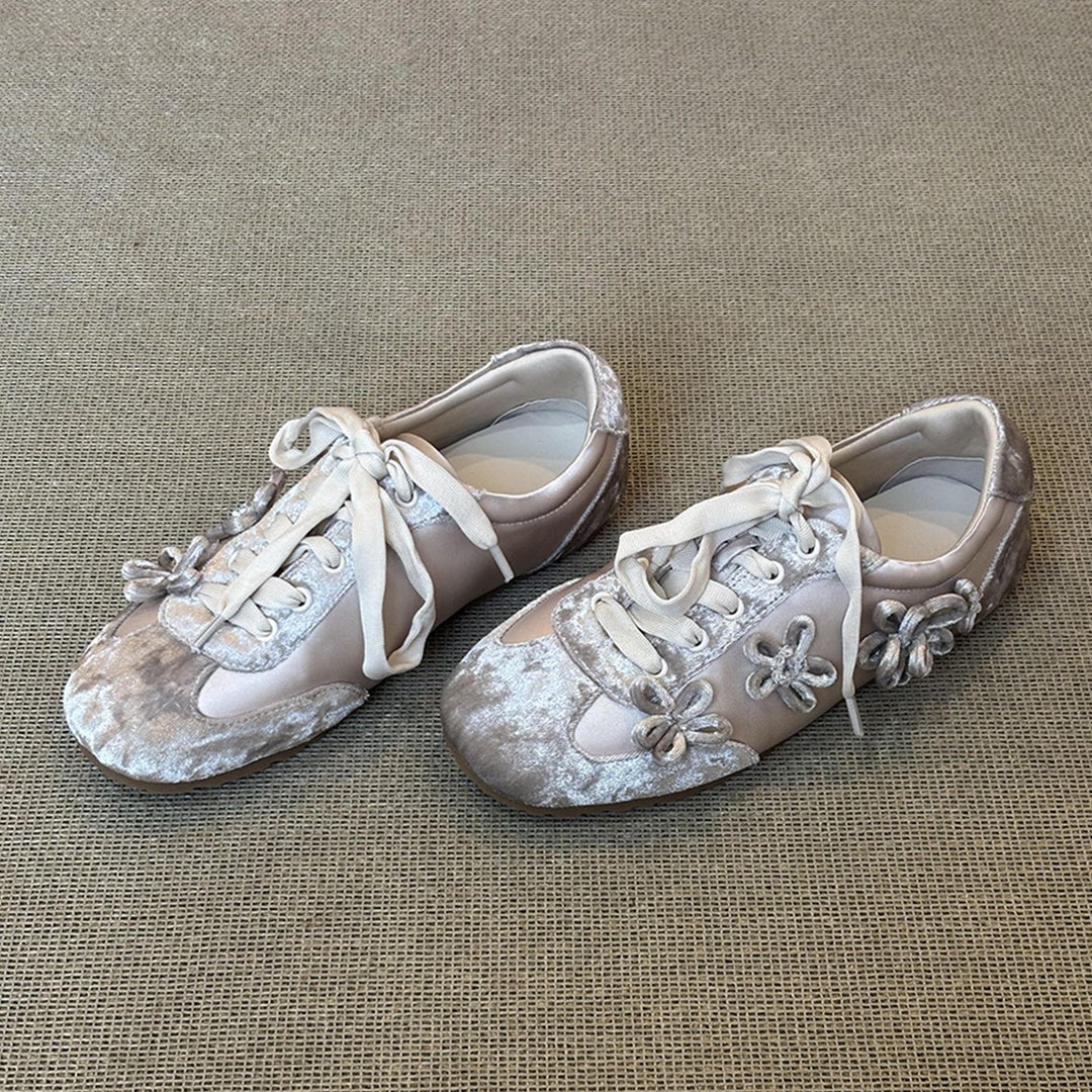Damen Sportliche Sneaker mit elegantem Samtoberteil und modischen Applikationen EB