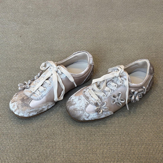 Damen Sportliche Sneaker mit elegantem Samtoberteil und modischen Applikationen EB