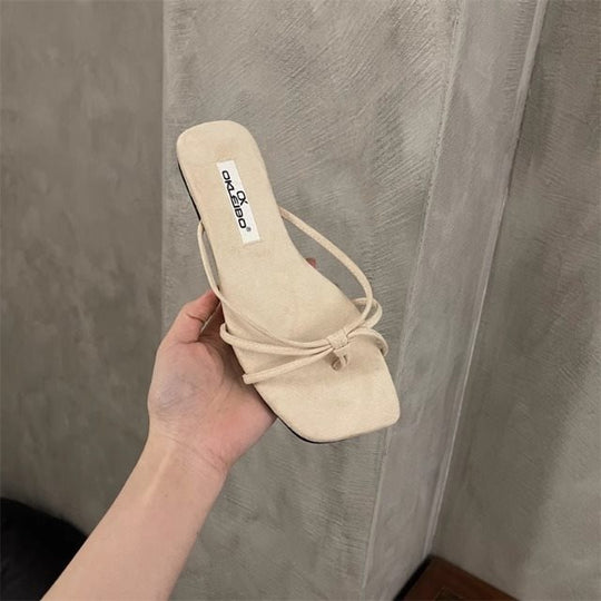 Damen Elegante und modische Slipper mit zarten Riemchen EB