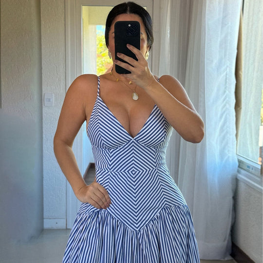Damen Maxikleid mit tiefem V-Ausschnitt und filigranem Schnittmuster EB