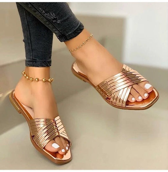 Damen Geflochtene Metallic-Slipper mit überkreuzten Riemen und flacher Komfortsohle EB