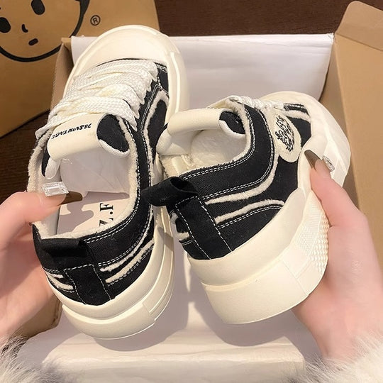 Damen Exklusive Trend-Sneaker mit weichem Obermaterial und besonders dämpfender Sohle EB