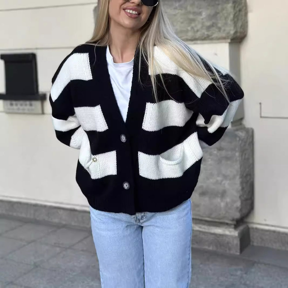Damen kuschelige Strickjacke mit auffälligem Streifenmuster und praktischen Taschen EB