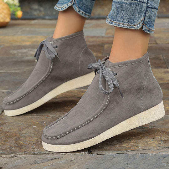 Damen knöchelhoher Mokassin-Boot mit Wildlederoptik, getragener Moccasin-Naht, dämpfender Crepe-Laufsohle und robusten Schnürsenkeln EB