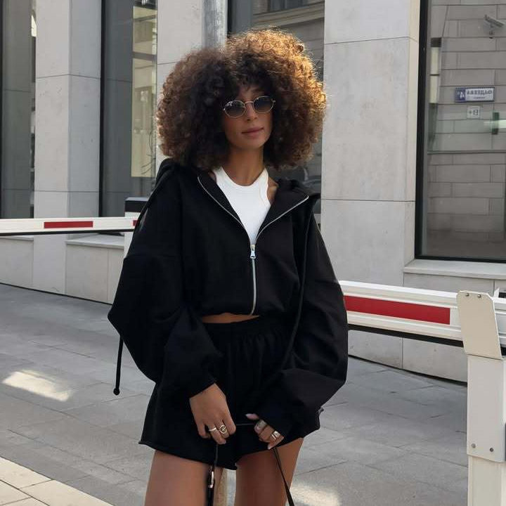 Damen oversized Cropped-Zip-Hoodie mit voluminösen Ballonärmeln und elastischer High‑Waist Loungeboxer-Shorts Eichborn Berlin