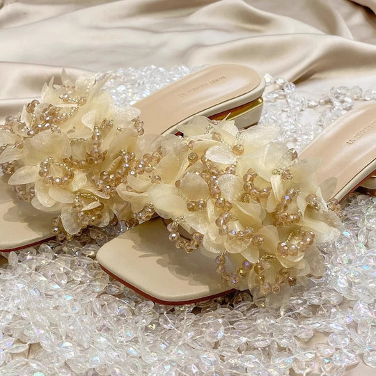 Damen Mules mit eleganter Blumenverzierung und goldenem Absatz EB
