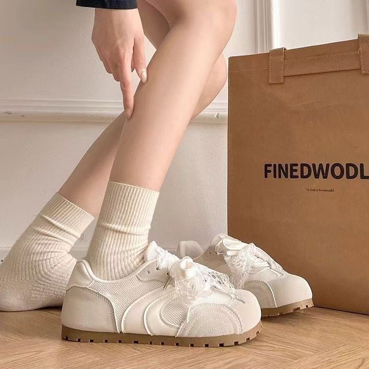 Damen Sneaker mit eleganten Spitzenakzenten und komfortabler Dämpfung EB