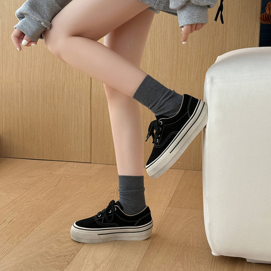 Damen Sneakers mit klassischer Schnürung und robustem Gummiboden EB