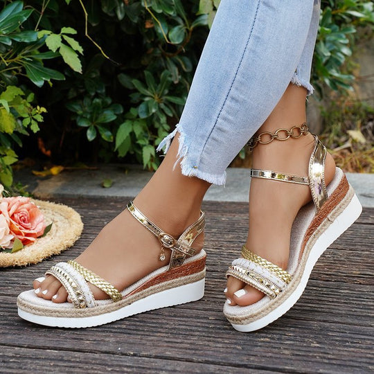 Damen Wedge-Sandaletten mit geflochtenem Riemendesign und modischem Metallakzent EB