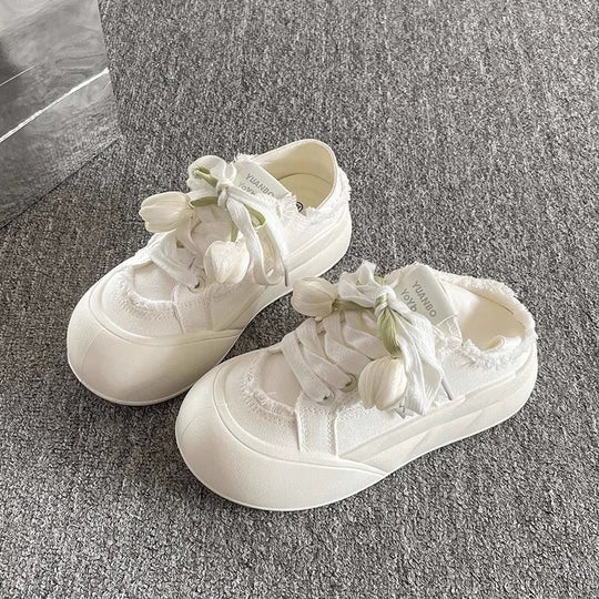 Damen Sneaker mit floralem Schnürsenkel und trendigem Design EB