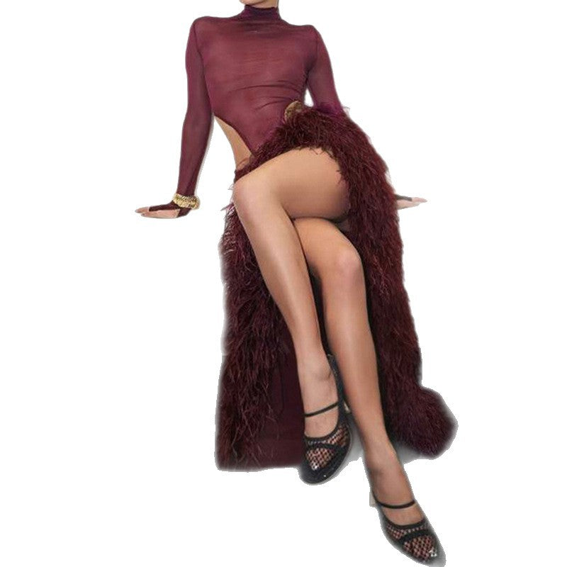 Damen Elegantes Kleid mit hohem Schlitz und kunstvollen Federdetails EB