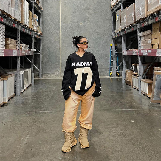 Damen Oversize Sport-Sweatshirt mit V-Ausschnitt und Statement-Print EB