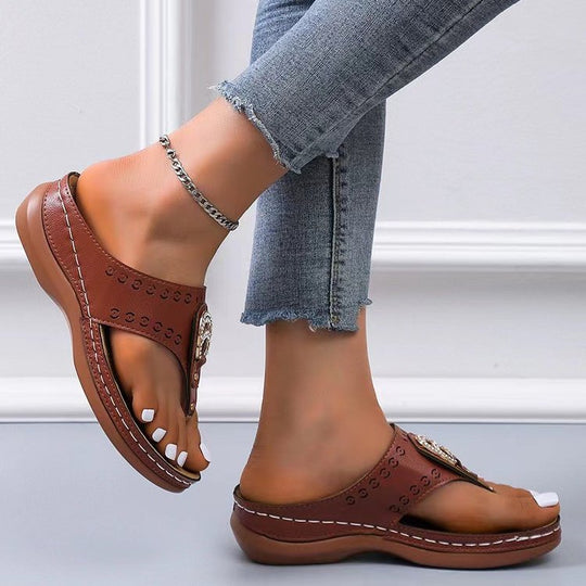 Damen Wedge-Sandaletten mit stilvollem Dekor und gepolstertem Fußbett EB