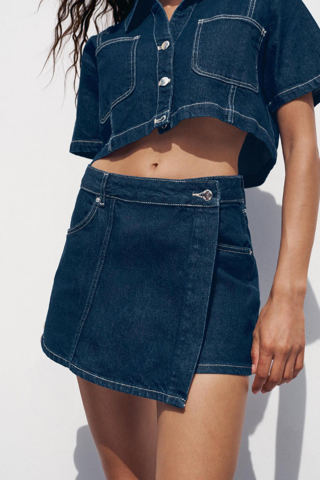 Damen Denim-Crop-Jacke mit praktischen Taschen und modernem Design EB