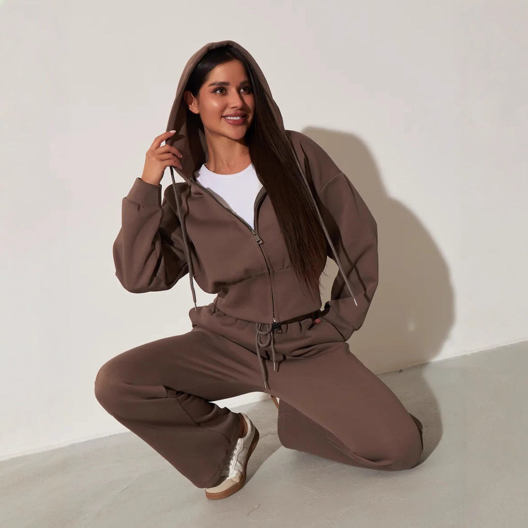 Damen kurzes Kapuzen-Zipshirt mit tailliertem Tunnelzug und weit geschnittene High-Waist-Loungehose Eichborn Berlin