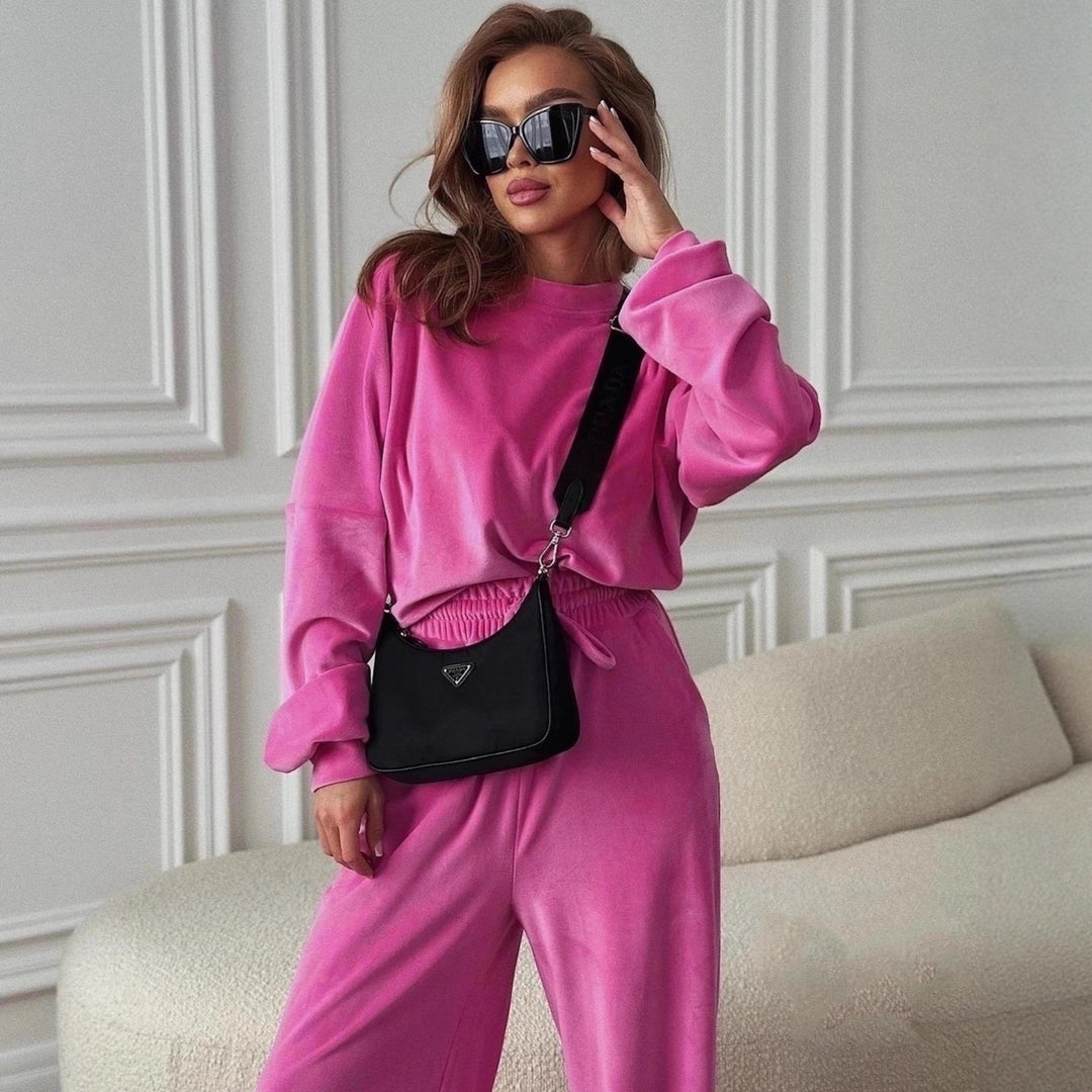 Damen luxuriöses Samt-Relax-Set mit Oversize-Crewneck und hochgeschnittener Gummibund-Jogger Eichborn Berlin