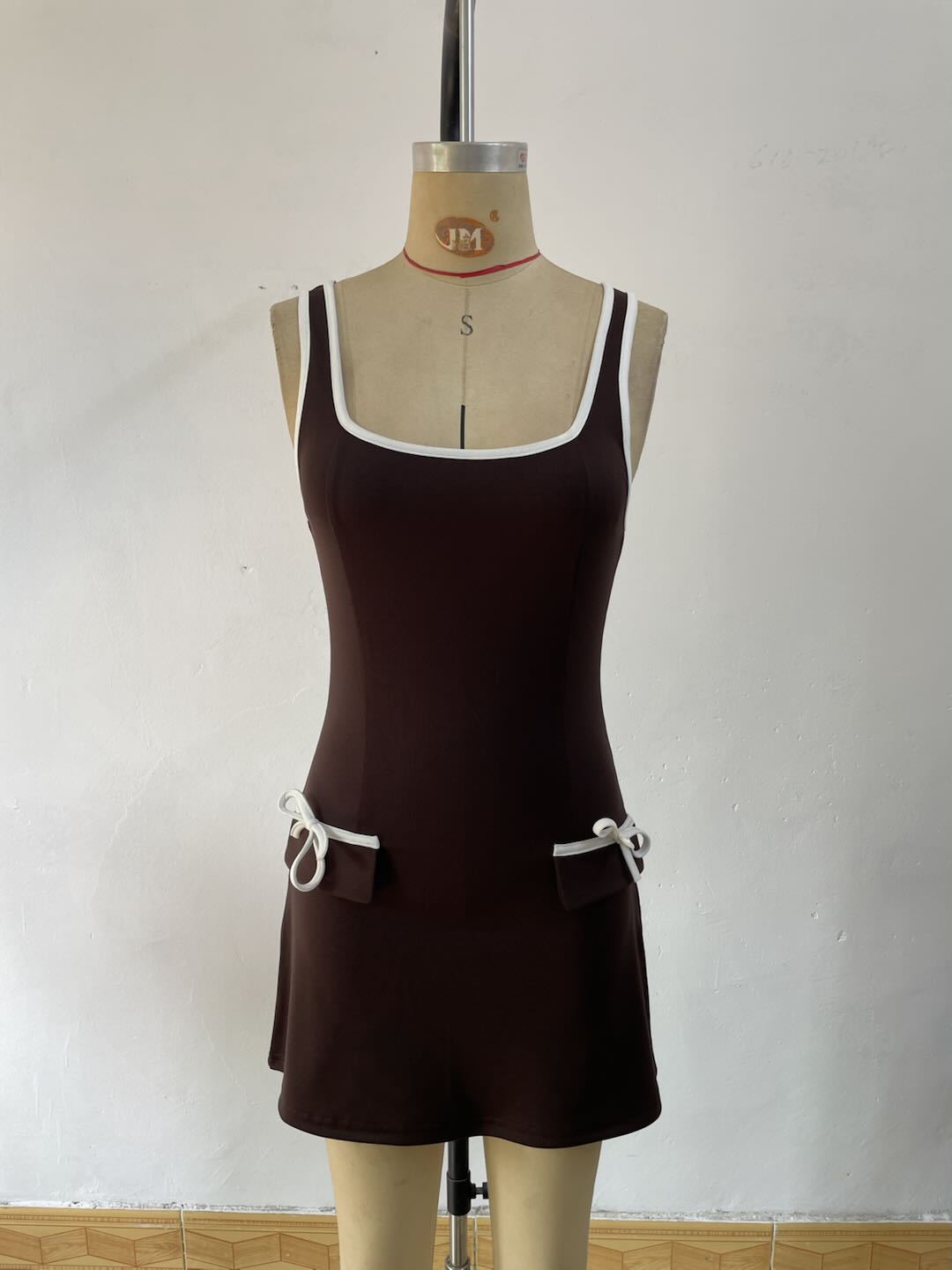 Damen Sommerliches Minikleid mit praktischen Taschen und verstellbaren Trägern EB