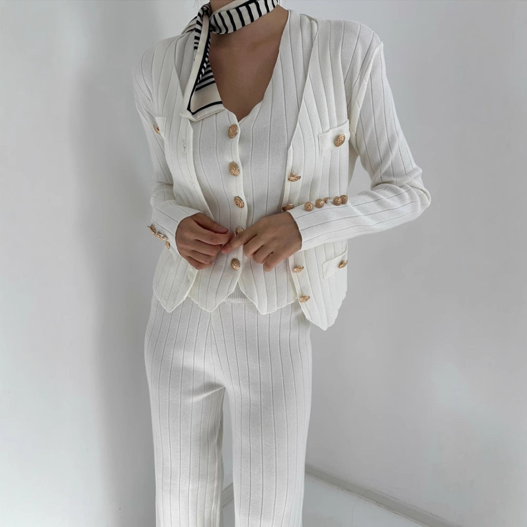 Damen elegantes gestricktes Ensemble mit Knopfdetaillierung EB