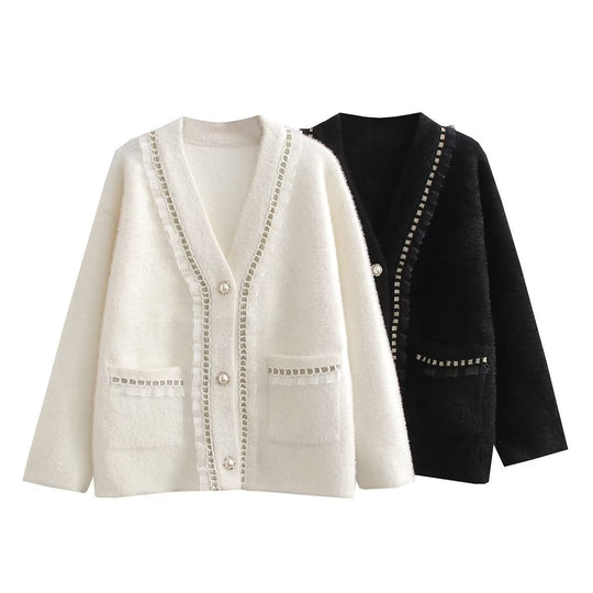 Damen modische Strickjacke mit dekorativen Rüschen und perlenverzierten Knopfdetails EB