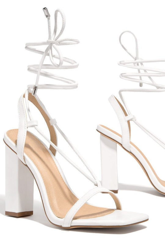 Damen nan filigrane Riemchensandalette mit quadratischer Zehenbox und knöchelbindendem Wickelriemen EB