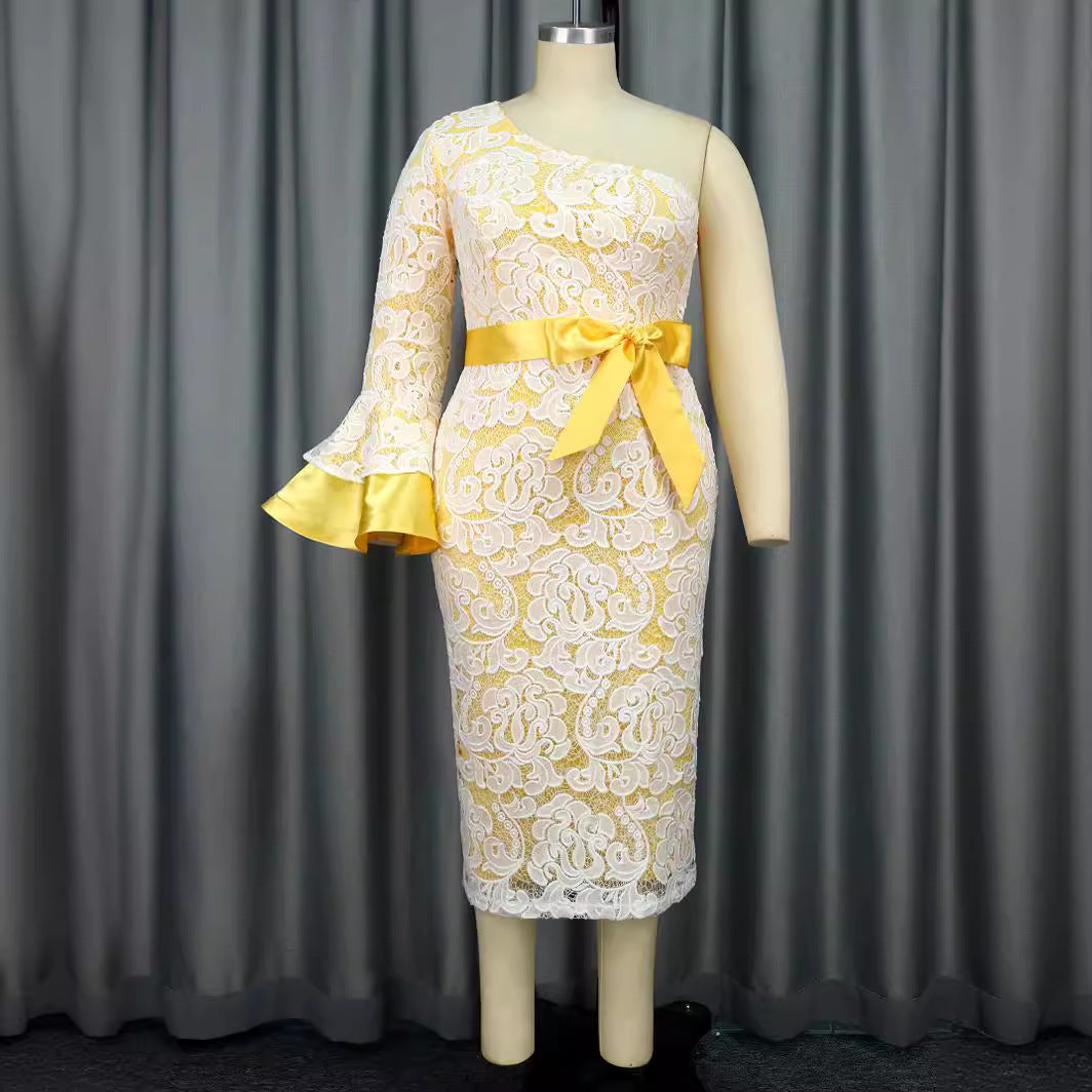 Damen Spitzenkleid mit asymmetrischem Schnitt und eleganten Volantärmeln EB