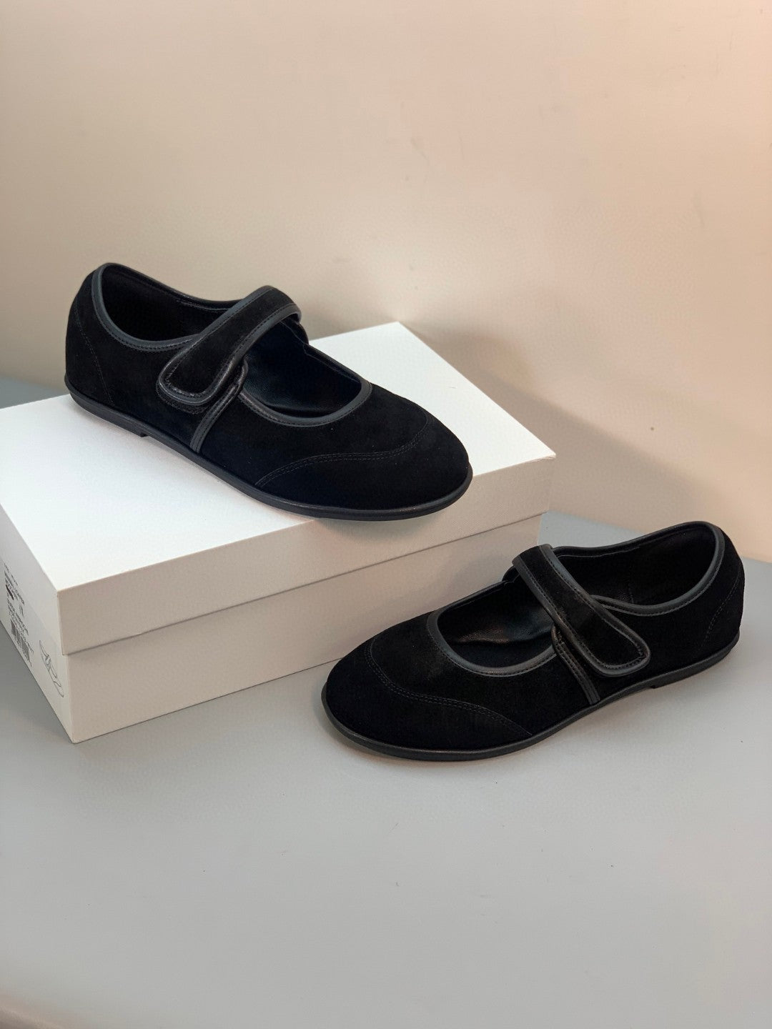 Damen Ballerinas mit verstellbarem Riemen und weichem Wildleder EB
