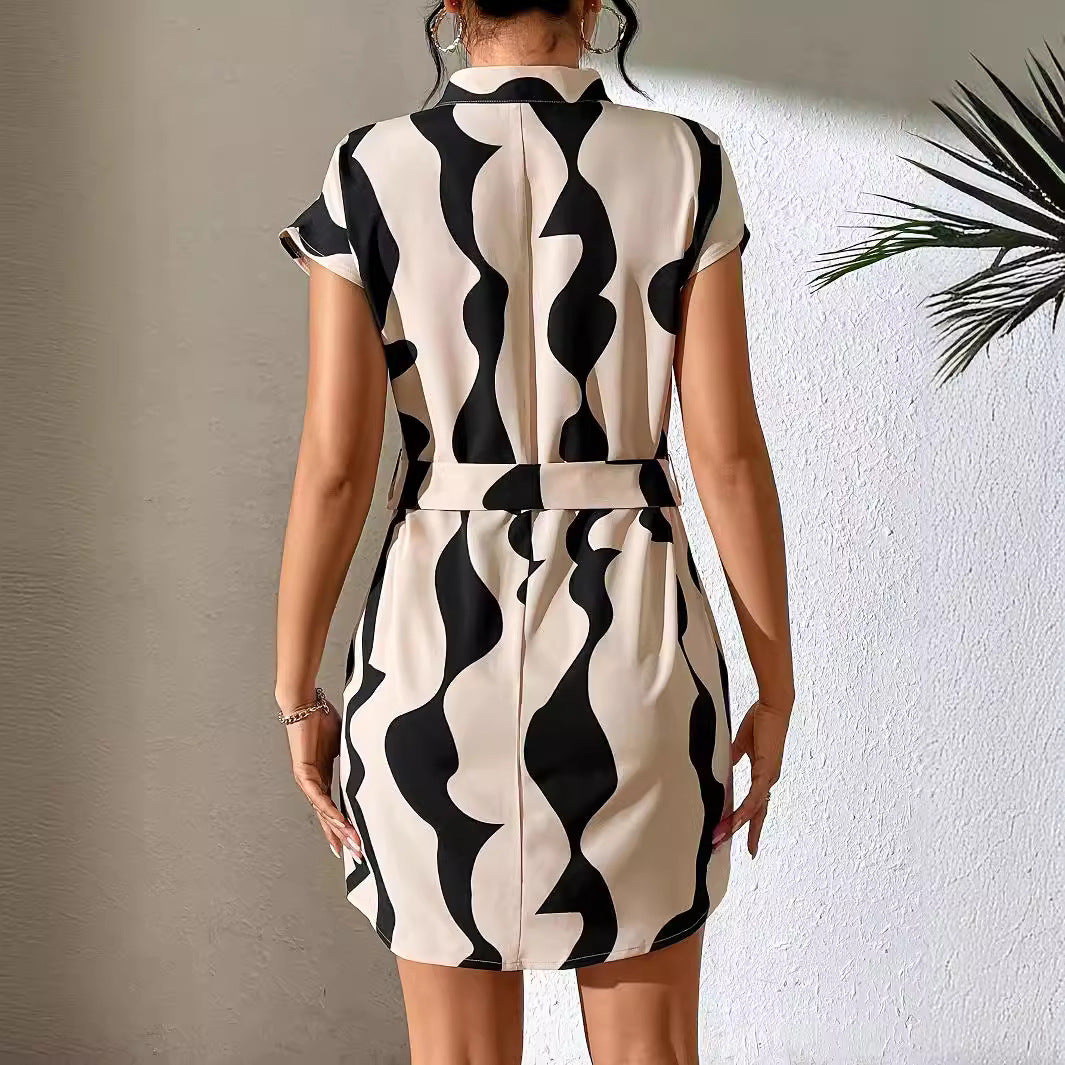 Damen kurzes, modisches Kleid mit geformtem Schnitt EB