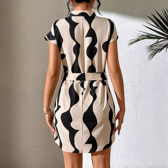 Damen kurzes, modisches Kleid mit geformtem Schnitt EB