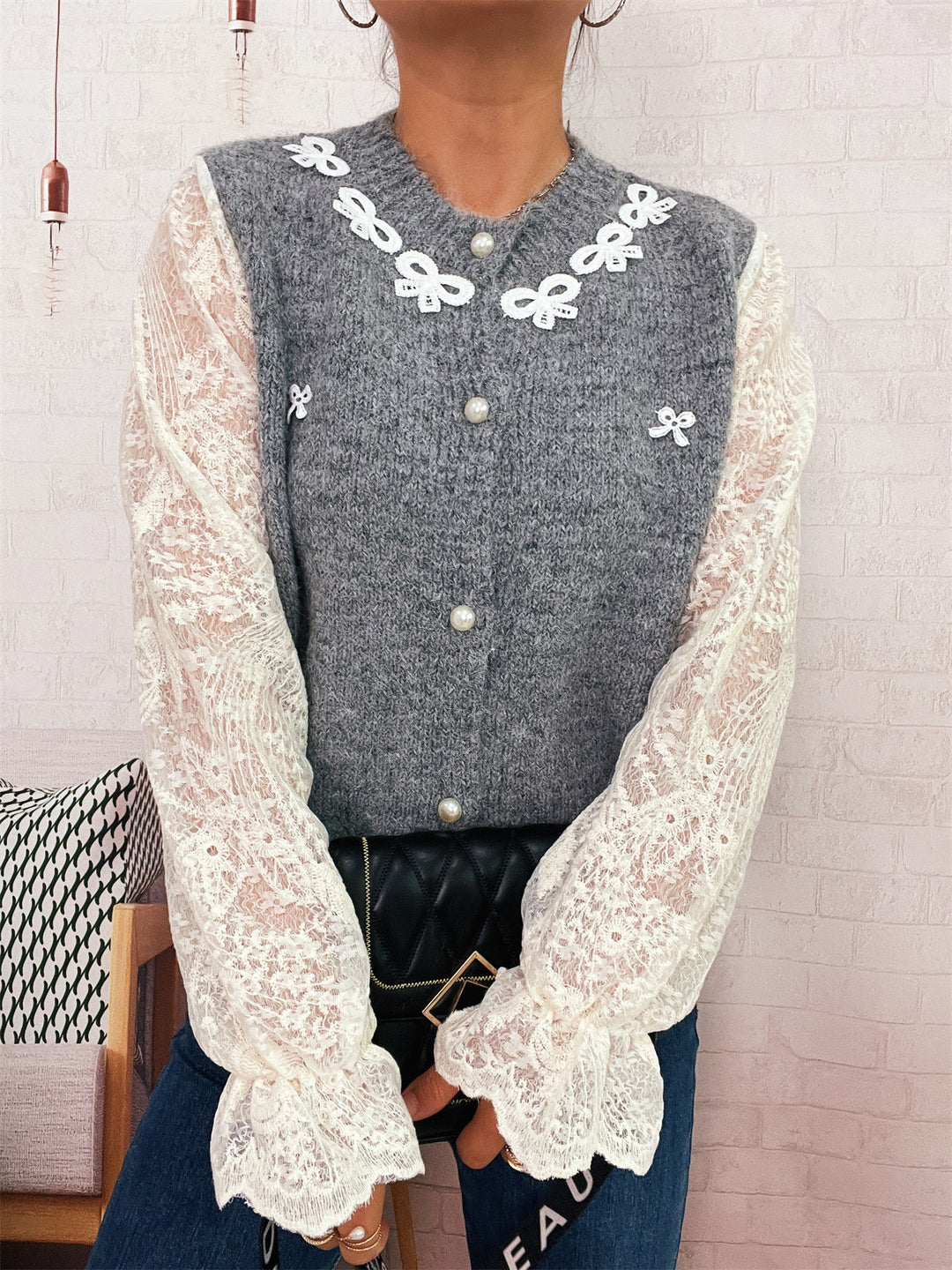 Damen Strickjacke mit romantischen Spitzendetails und eleganten Knopfverschlüssen EB
