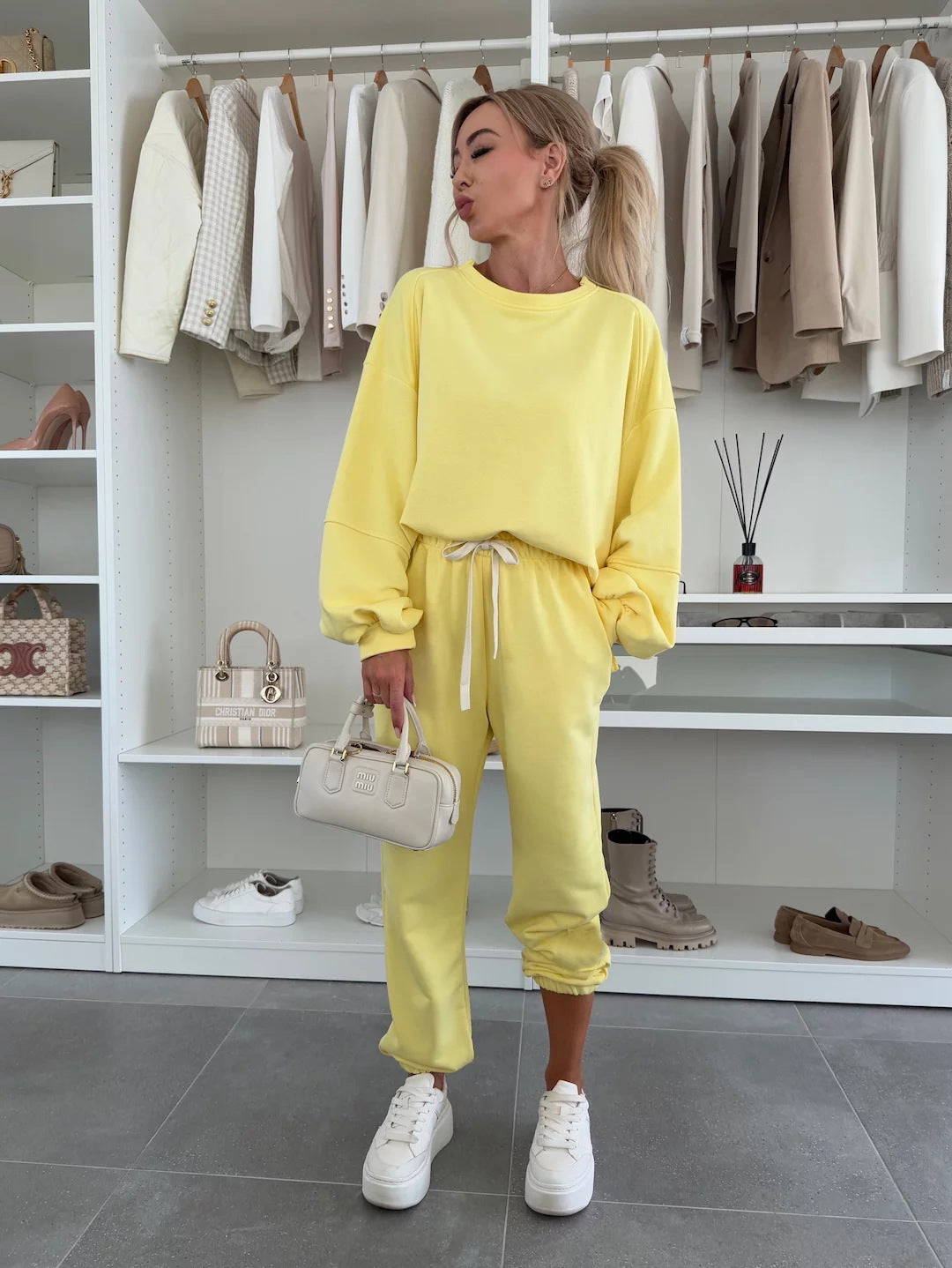 Damen Oversized Loungewear-Set aus weich angerautem Sweat mit Kordelzug-Jogginghose und relaxed Pullover EB