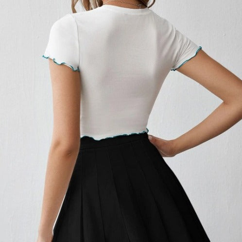 Damen Crop-Top mit kreativem Schmetterlingsdruck und gewelltem Saum EB