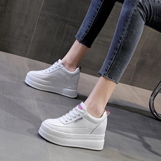 Damen Plateau Sneakers mit modischer und komfortabler Struktur EB