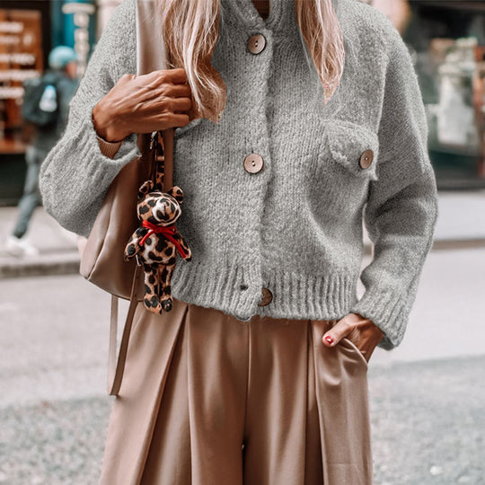 Damen nan kuschelige Strickjacke mit Holzknöpfen und Brustklappe EB